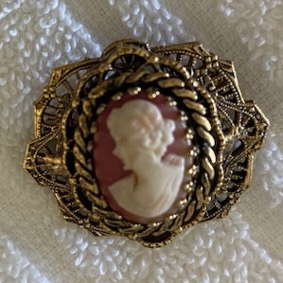 Vintage SHELL CAMEO Victorian BROOCH ~ 3-layer ANTIQUED GOLD FILIGREE Setting - Picture 2 of 8